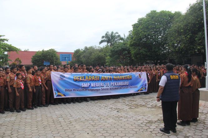 Kepala BNNK Sosialisasi di SMPN 19 Pekanbaru, Ratusan Siswa Bentangkan Spanduk Deklarasi Anti Narkoba
