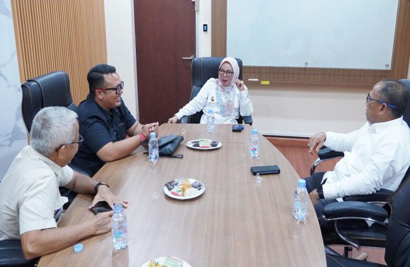 Audiensi dengan LKBH PGRI Kampar, Wabup: Guru Sepatutnya Mendapat Pendampingan dan Perlindungan Hukum