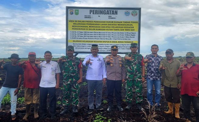 Polsek Rupat Bersama Upika Pasang Plang Peringatan Larangan Beraktifitas di Lahan Terbakar