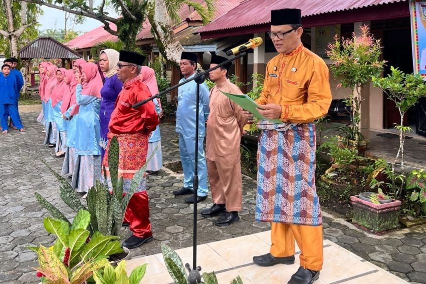 Camat Bangkinang Jadi Pembina Upacara Peringatan Hardiknas 2025 di UPT SMP Negeri 3 Bangkinang