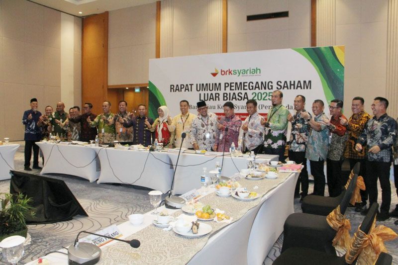Bupati dan Wabup Inhil Hadiri RUPSLB BRK Syariah 2025 di Batam