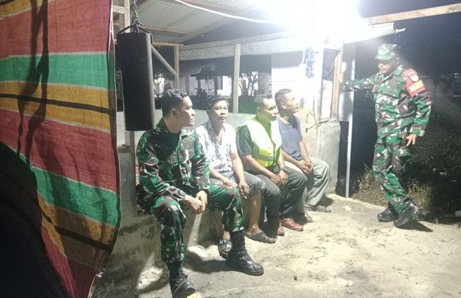 Tingkatkan Keamanan Lingkungan di Wilayah Binaan, Dua Anggota Koramil 0321-02/TP dan Warga Patroli Siskamling