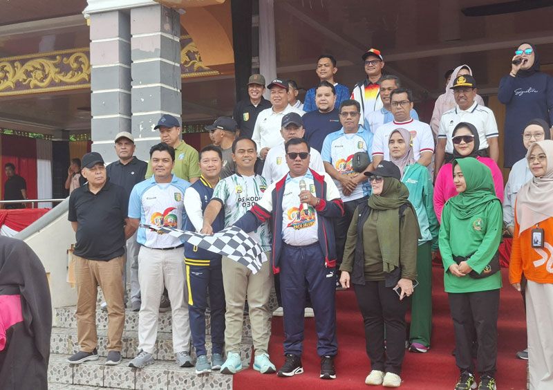 Bupati Suhardiman Amby Lepas Gerak Jalan Santai Sempena HUT Kabupaten Kuantan Singingi ke-26