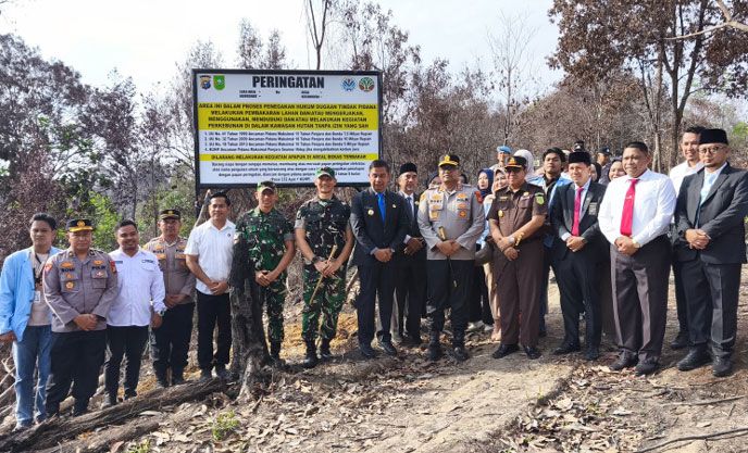 Bersama Bupati, Kapolres Kampar Pasang Plang Larangan Beraktivitas di Lokasi Bekas Karhutla