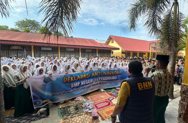 Sebanyak 660 Siswa SMPN 14 Pekanbaru Deklarasikan Perang Melawan Narkoba Bersama BNN