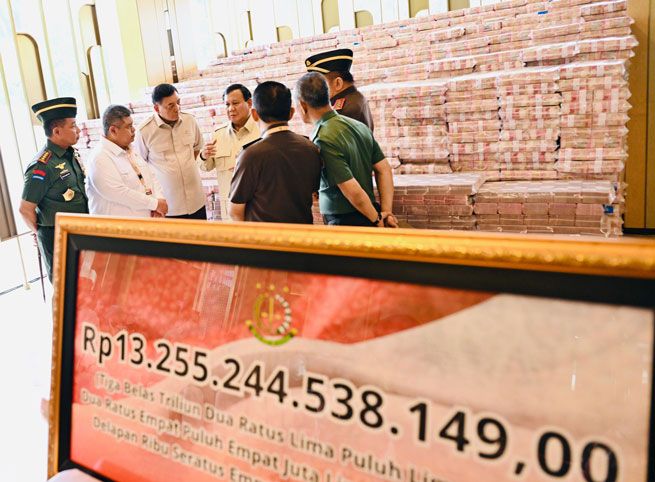 Panglima TNI Dampingi Presiden RI Saksikan Penyerahan Uang Sitaan Hasil Korupsi Rp13,25 T di Kejagung