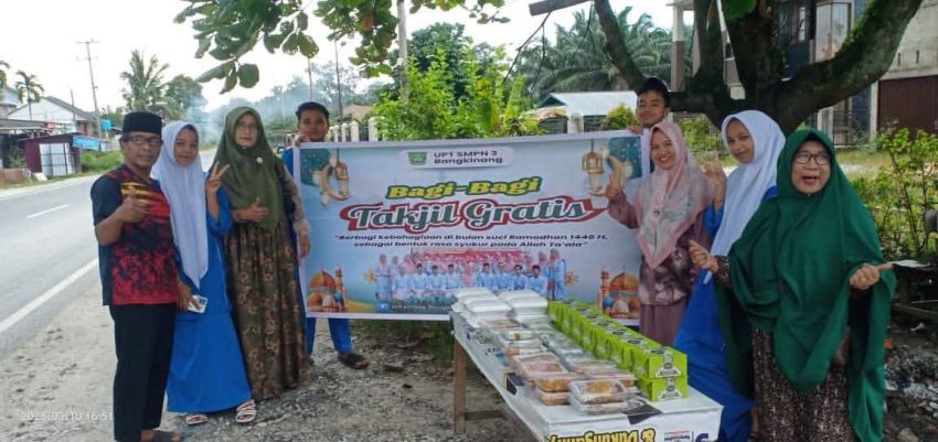 Berkah Ramadhan 1446 H, UPT SMPN 3 Bangkinang Berbagi Takjil Gratis