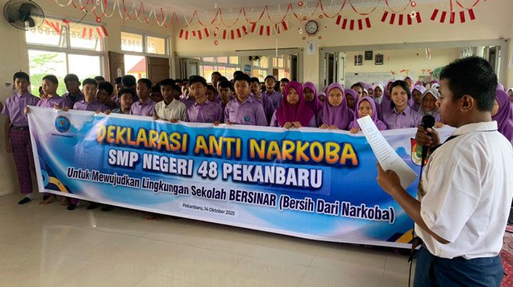 Ratusan Siswa SMPN 48 Pekanbaru Deklarasi Anti Narkoba Bersama BNN