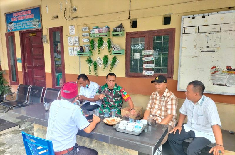 Hadapi Berbagai Masalah di Wilayah Binaan Babinsa Koramil 06 Siak Hulu Komsos Dengan Perangkat Desa