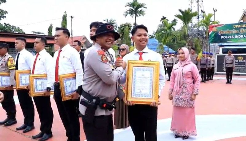 6 Personel Berprestasi di Polres Inhil dan 4 Tokoh Masyarakat Terima Penghargaan dari Wakapolda Riau