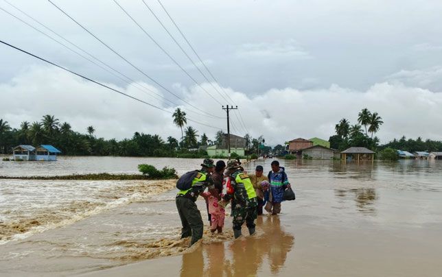 Prajurit Kodam IM Sigap Selamatkan Warga Aceh dari Banjir dan Longsor