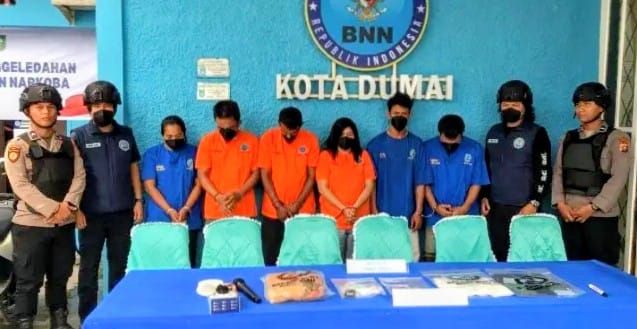 Jaringan Narkoba di Dumai Dibongkar, 6 Orang Beserta 1 Kilogram Sabu dan 896 Gram Ganja Diamankan