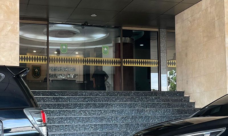 Penyidik KPK Geledah Kantor Gubernur Riau