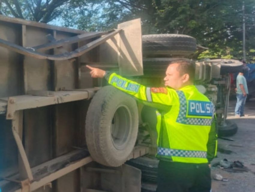 L300 Hantam Truk Box dari Belalang, Penumpang Tewas