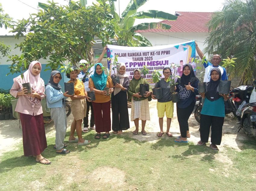 Semarak Bulan Bakti, PPWI Mesuji Bagikan Bibit dan Santuni Anak Yatim