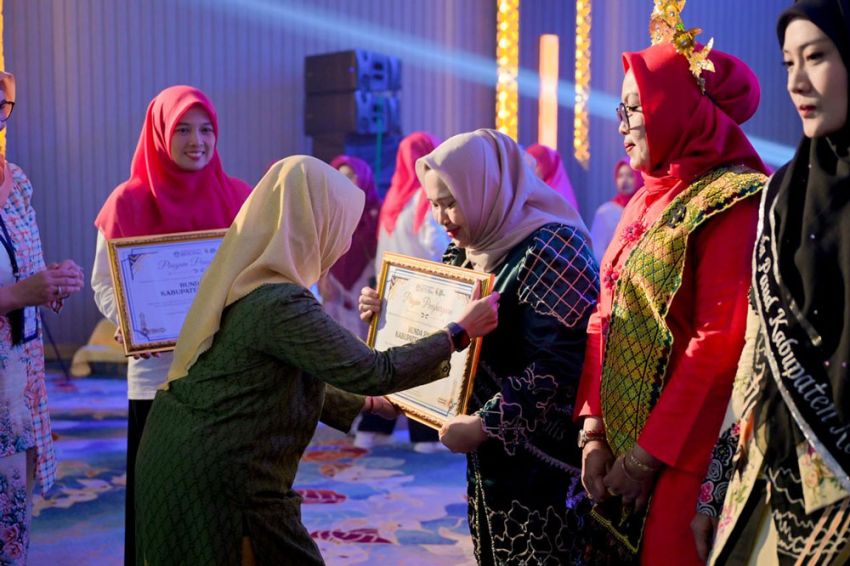 Bupati Kasmarni Terima Penghargaan Bunda PAUD Peduli Pendidikan