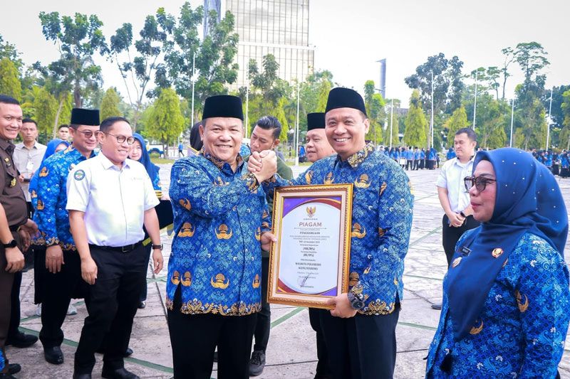 Pemko Pekanbaru Terima Penghargaan UHC dari Pemprov