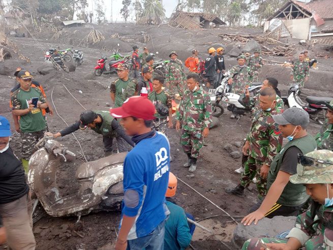 TNI Gerak Cepat Tangani Dampak Erupsi Gunung Semeru