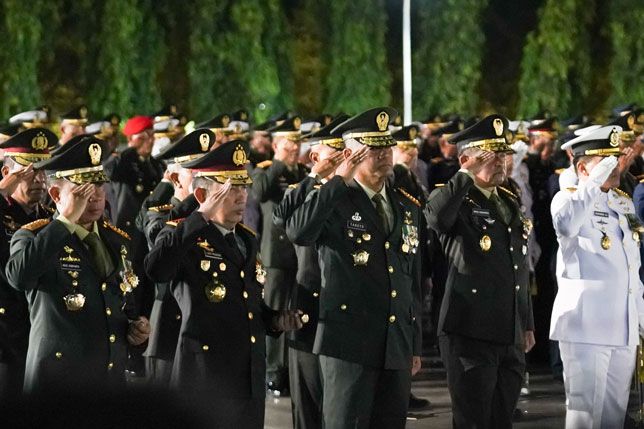 Panglima TNI Hadiri Upacara Ziarah Nasional Peringatan Hari Pahlawan 2025 di TMPNU Kalibata