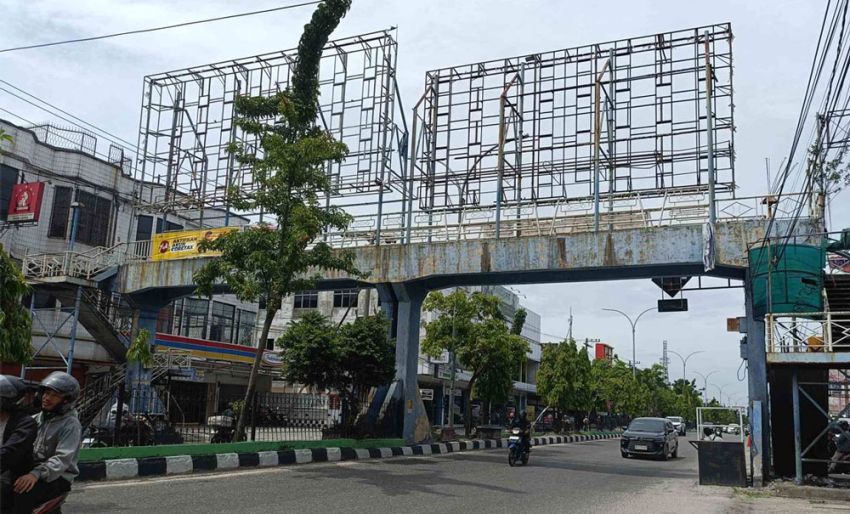 Tak Layak, Satu JPO di Jalan Sudirman Pekanbaru Dibongkar