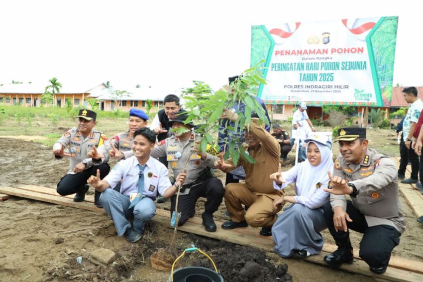 Hari Pohon Sedunia 2025, Bupati Inhil, Wakapolda dan Kepala BNN Riau Tanam Pohon