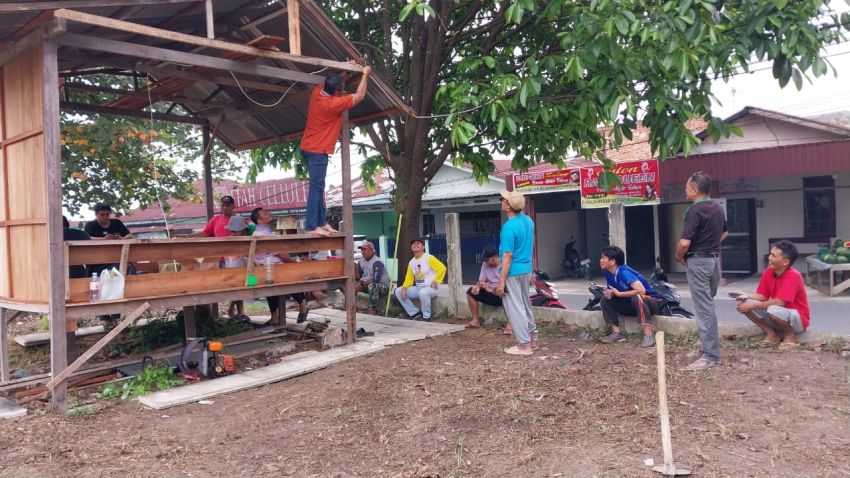 Wujudkan Rasa Aman dan Kenyamanan, Warga RT 03 RW 03 Desa Pandau Jaya Bangun Poskamling  Secara Swadaya