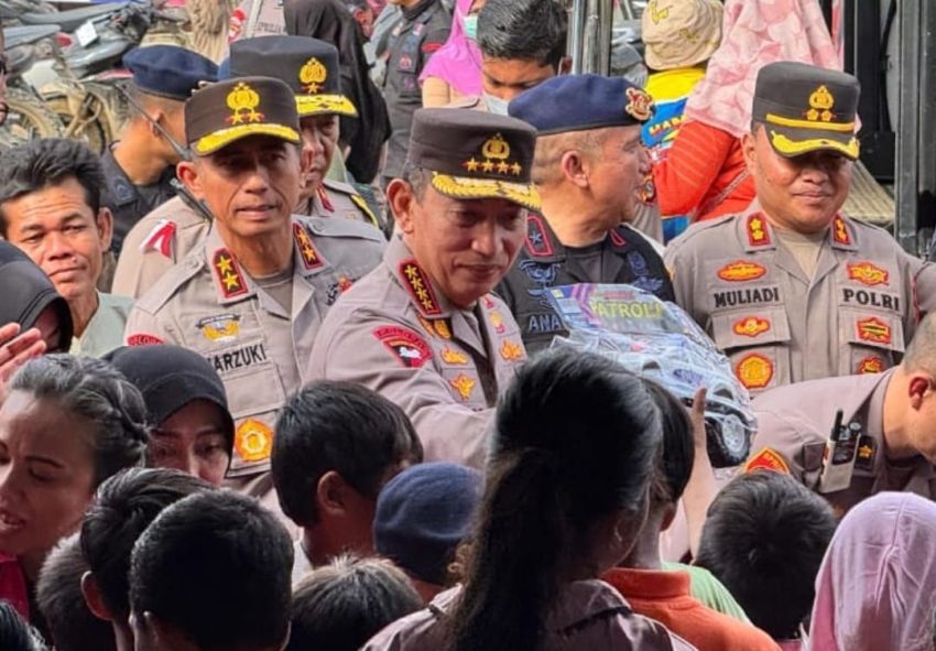 Kapolri Tinjau Posko Pengungsian dan Salurkan Bantuan di Aceh Tamiang