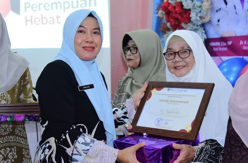 Ibu-ibu Hebat di Bengkalis Terima Penghargaan dari Pemkab, Bupati Serukan Penguatan Peran Ibu sebagai Penjaga Masa Depan Bangsa