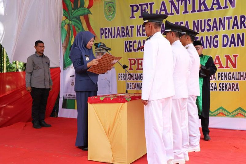 Wakil Bupati Inhil Yuliantini Lantik Satu Kades dan Dua Perpanjangan Masa Jabatan Kades di Keritang