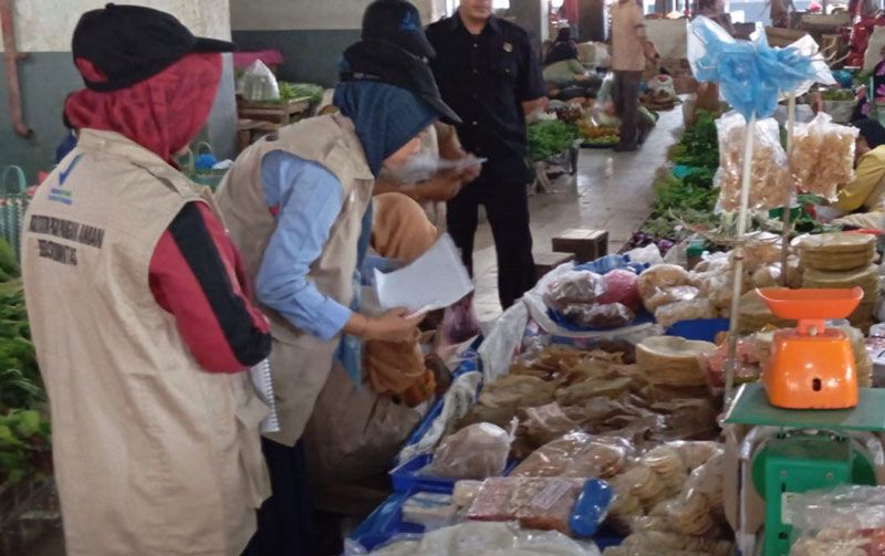 Pengawasan Jelang Nataru 2026, BBPOM Temukan Puluhan Produk Pangan Bermasalah di Pasar Bawah