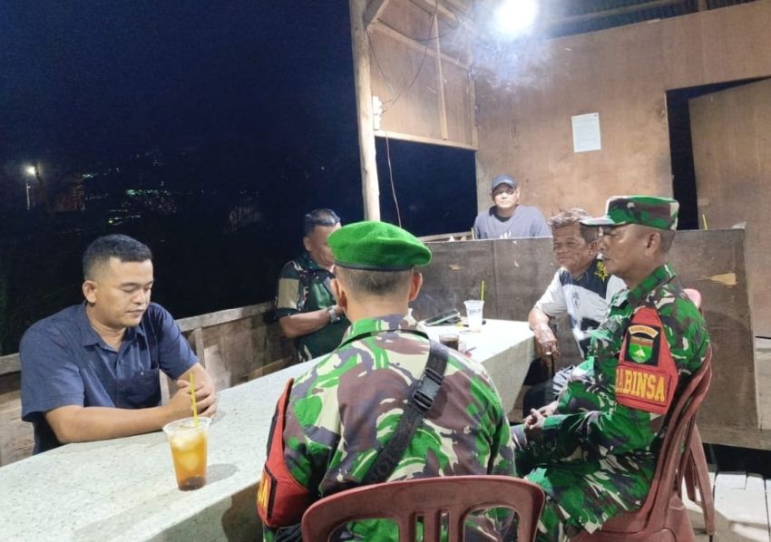 Bersama RT dan RW, Dua Babinsa Koramil 0321-02/TP Gelar Patroli Siskamling Di Ujungtanjung