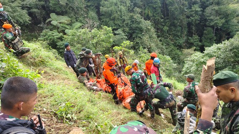 Prajurit TNI Bersama Tim SAR Gabungan Berhasil Temukan Seluruh Korban Pesawat ATR 42-500