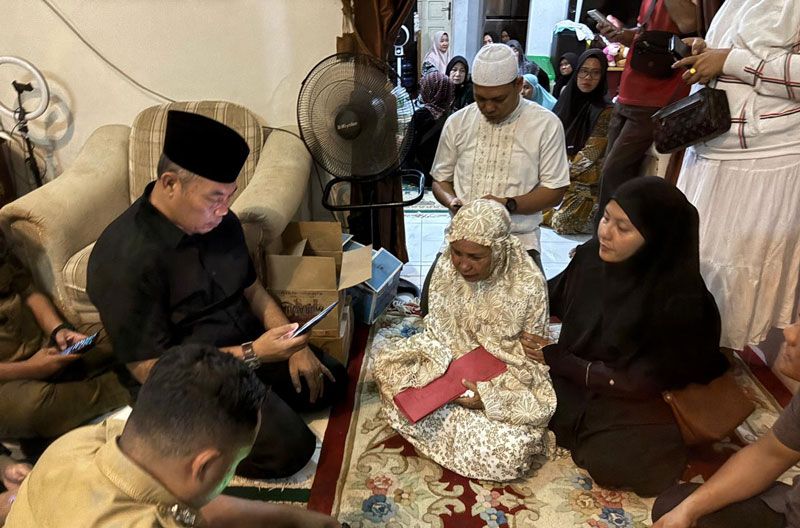 Pj Sekda Melayat ke Rumah Duka Karyawati BRK Syariah Korban Jambret, Sampaikan Duka Cita