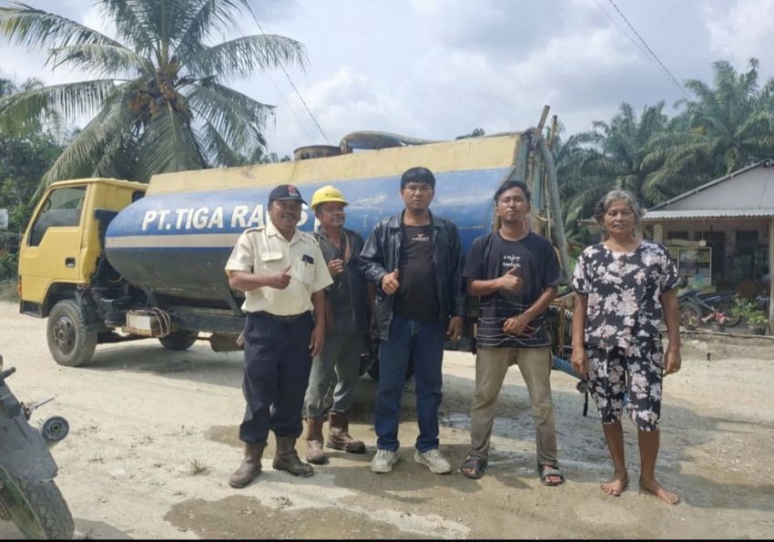 Kurangi Debu yang Bahayakan Kesehatan, PT. Agrinas Palma Nusantara KSO PT Tiga Raja Mas Lakukan Penyiraman Jalan Masyarakat