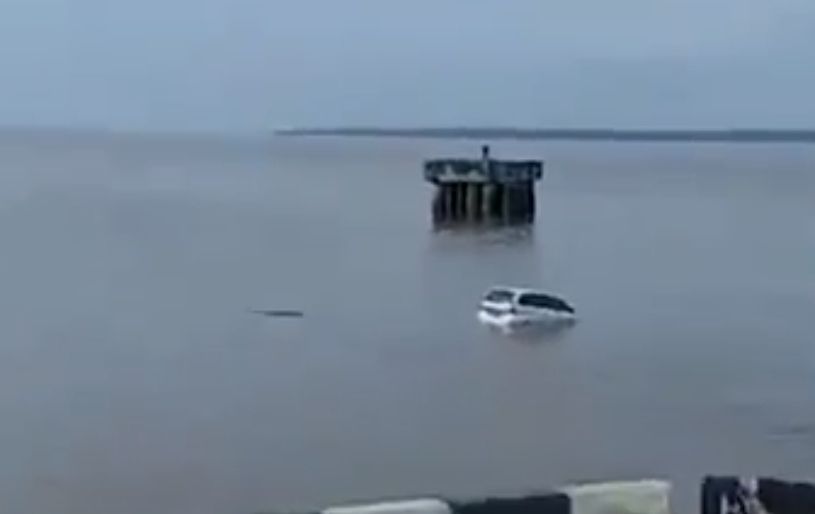 Trestle Pelabuhan KITB Siak Runtuh, Avanza Tercebur ke Laut