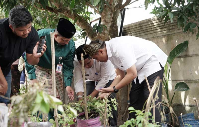 Wawako Markarius Launching Penanaman Pohon di SMPN 44