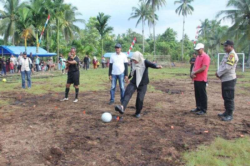 Wabup Inhil Buka Turnamen Tiga Serangkai Cup Mini Soccer di Desa Igal