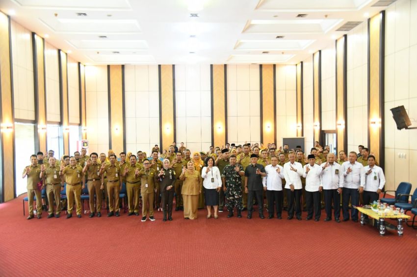 Bupati Kasmarni Serahkan Penghargaan Evaluasi Kinerja Publik 2025