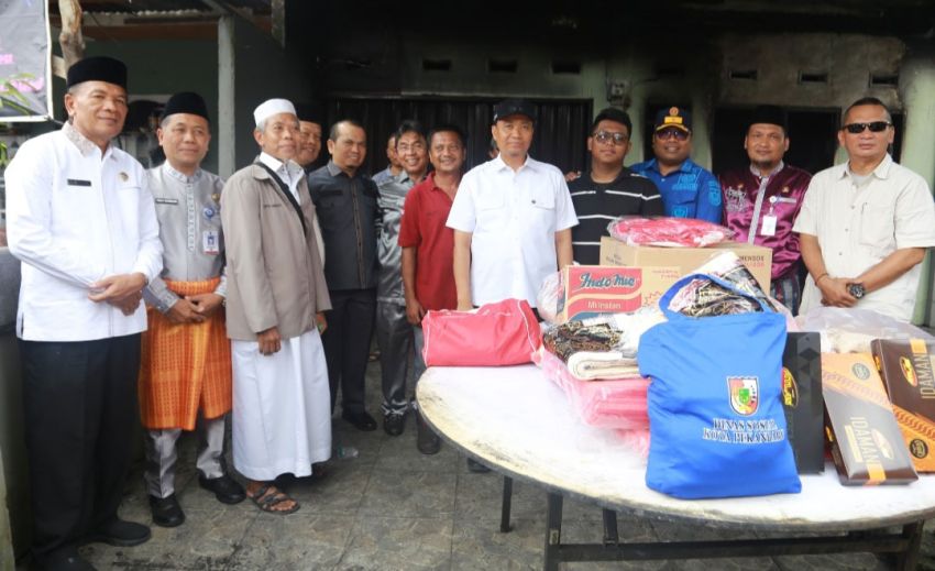 Wawako Salurkan Bantuan ke Keluarga Korban Kebakaran Rumah di Kepau Sari