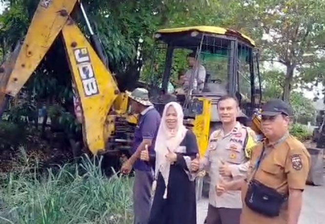 Cegah Banjir, Masyarakat Tuah Karya Sambut Positif Goro Bersama Polsek Binawidya Pekanbaru