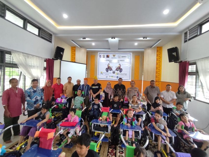 40 Anak Disabilitas di Riau Terima Kursi Roda Adaptif dari Australia