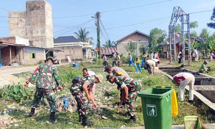 Jalankan Perintah Presiden, Petugas Gabungan Bersihkan Sampah di Riau