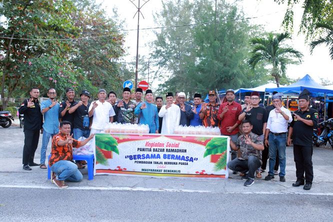 Sinergi Bersama Bermasa, LAMR, JMSI dan Forwalis, Ratusan Takjil Dibagikan di Depan Bazar Ramadan