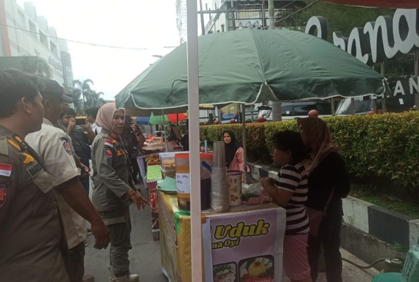 Satpol PP Pekanbaru Tindak PKL Takjil Picu Kemacetan