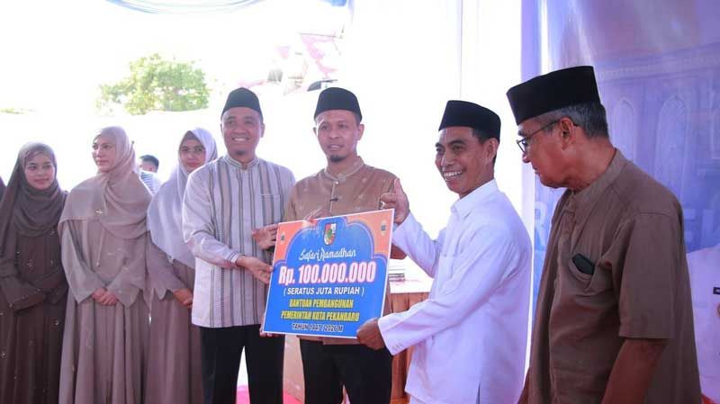 Safari Ramadan di Kulim, Wako dan Wawako Serahkan Bantuan Rp100 Juta untuk Pembangunan Masjid
