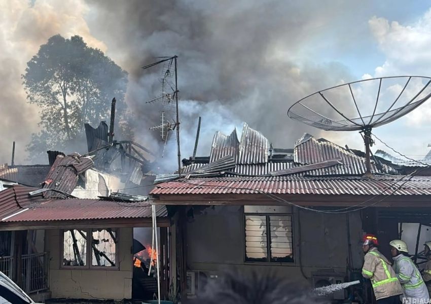 Dua Unit Rumah Perwira di Asrama Polisi Pekanbaru Ludes Terbakar