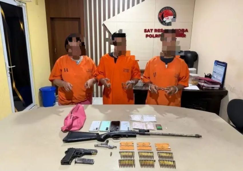 Tiga Pengedar Narkoba di Kampar Dibekuk, Polisi Temukan 2 Senpi dan Ratusan Gram Sabu