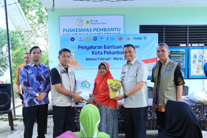 Wawako Pekanbaru Markarius Anwar Salurkan Bantuan Beras dan Minyak untuk 63 Ribu Penerima Manfaat