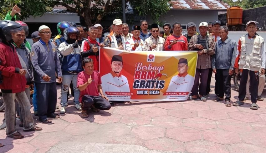Politisi PKS Berbagi Berkah Ramadhan ke Komunitas Becak di Bangkinang