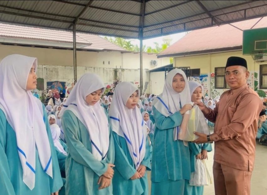 UPT SMP Negeri 1 Bangkinang Kota Serahkan Santunan untuk Siswa Yatim dan Kurang Mampu